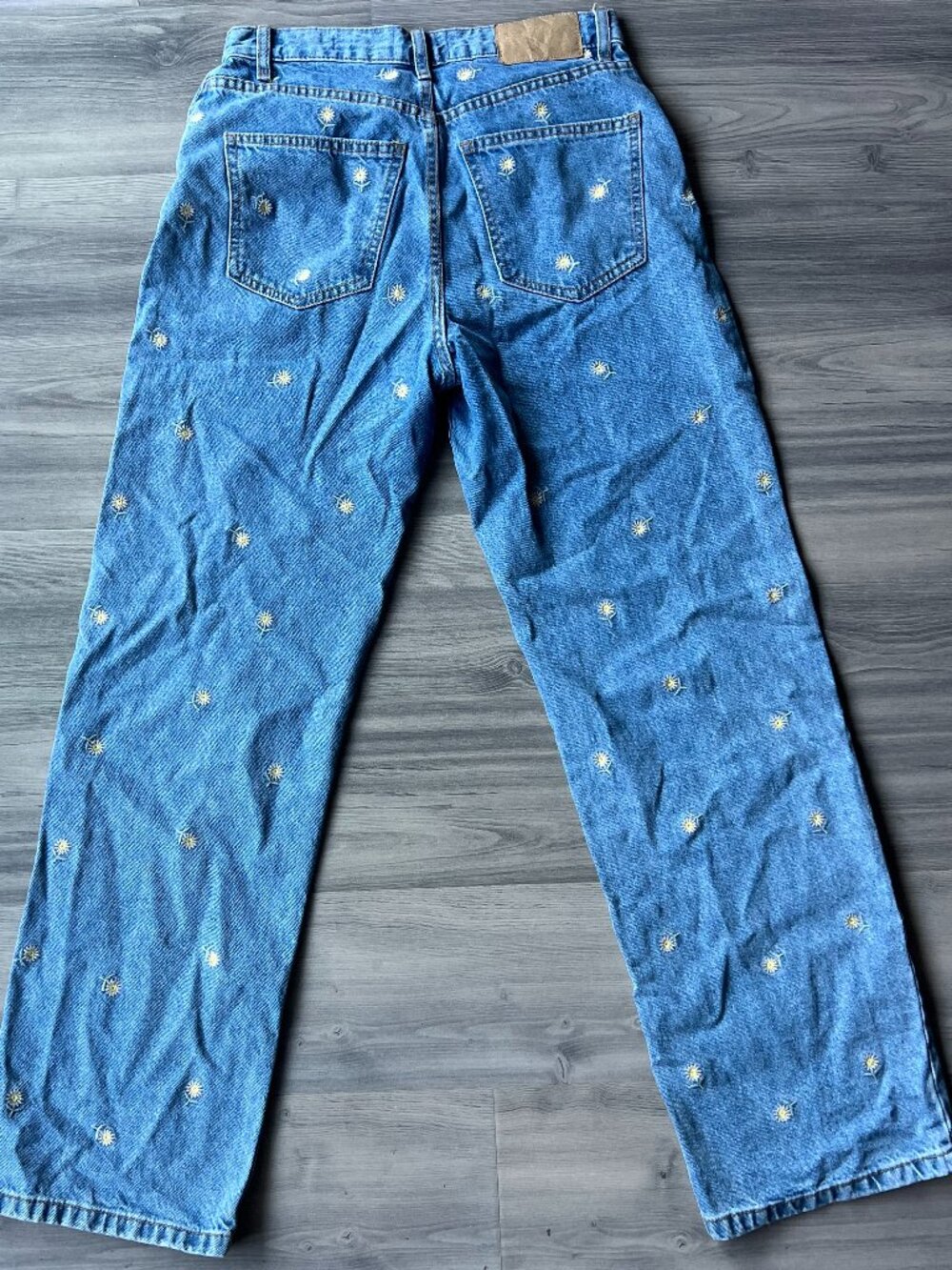 Cotton On Loose Straight Jean with daisy embroidery, blue wash, size US 6 - Picture 2 of 3